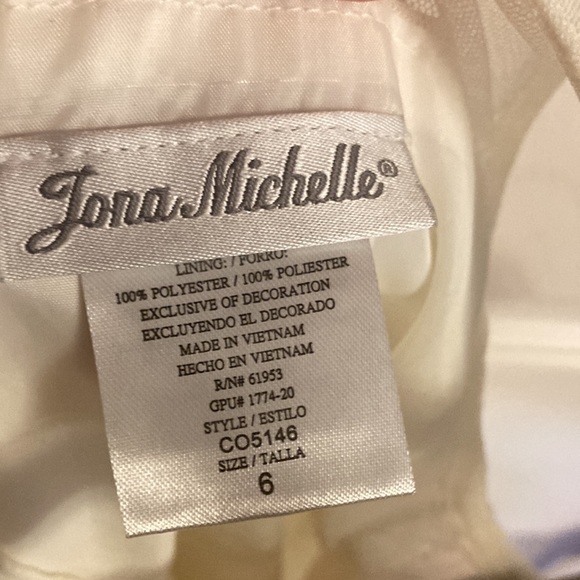 Gorgeous creamy white embroidered dress - Picture 5 of 5